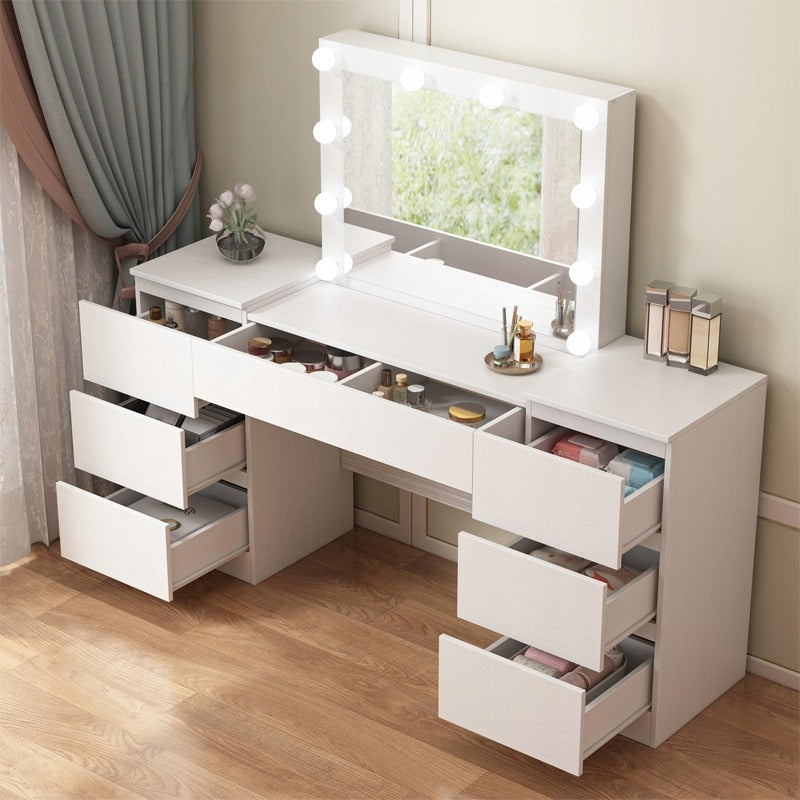 Fehér öltözőasztal tükörrel és fiókokkal, csillogó sminkhez, modern loft stílusban.