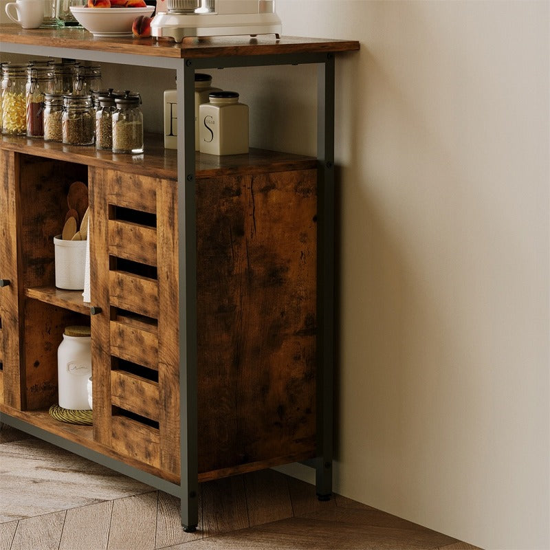 Oldalsó szekrény nyitott polcokkal, barna fiókos szekrény, retro loft konyha